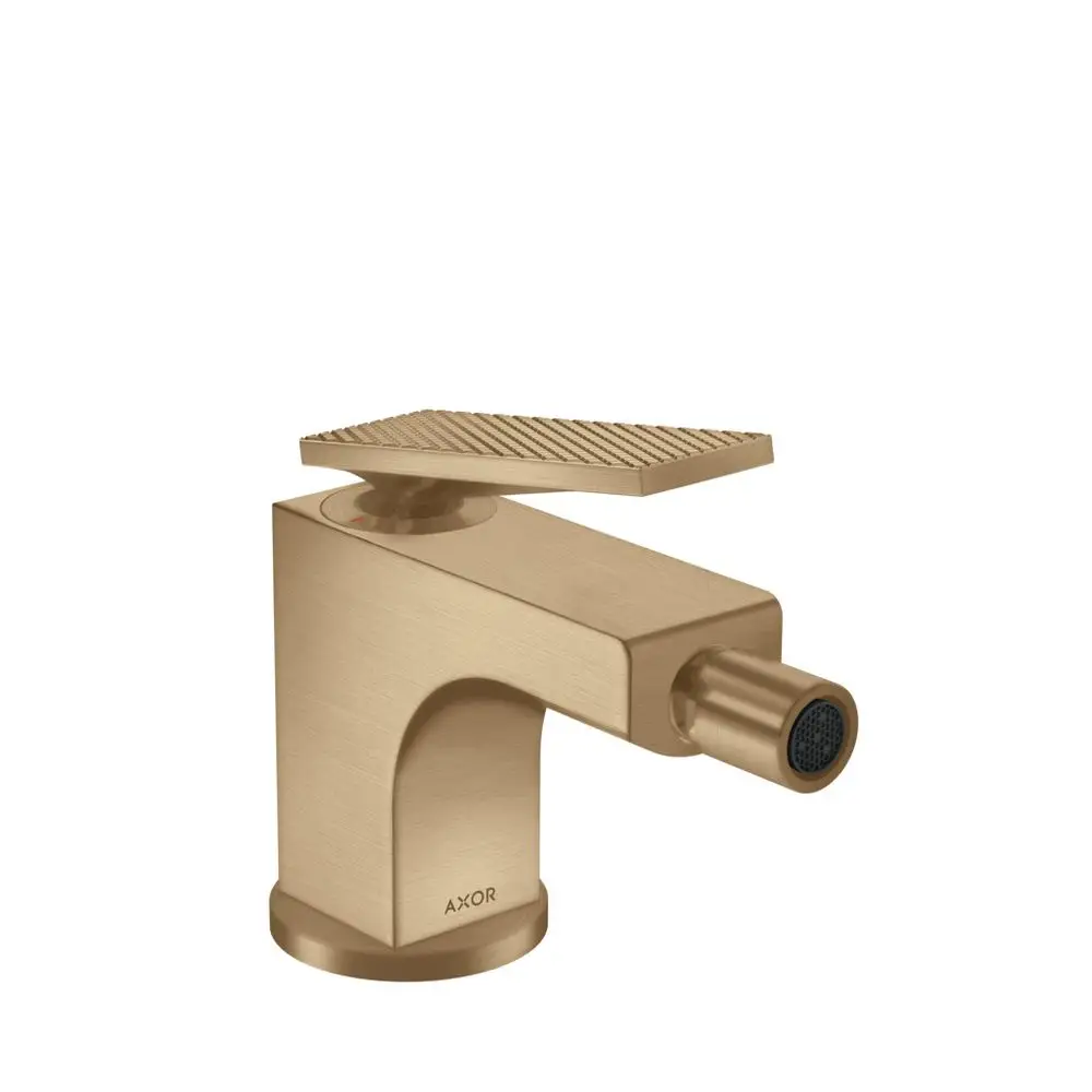 Einhebel-Bidetmischer von AXOR in gebürsteter Bronze mit einem Hebelgriff und einer Zugstangen-Ablaufgarnitur. Die Oberfläche hat ein Rautenschliff-Design.